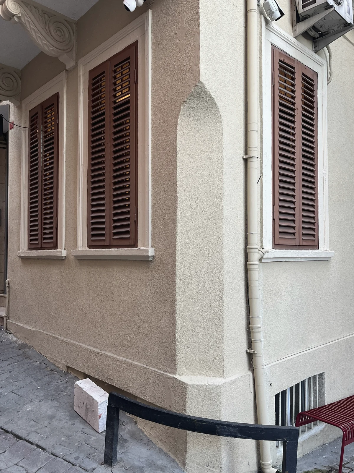 Photographic note on architectural enclosure and intimate scale